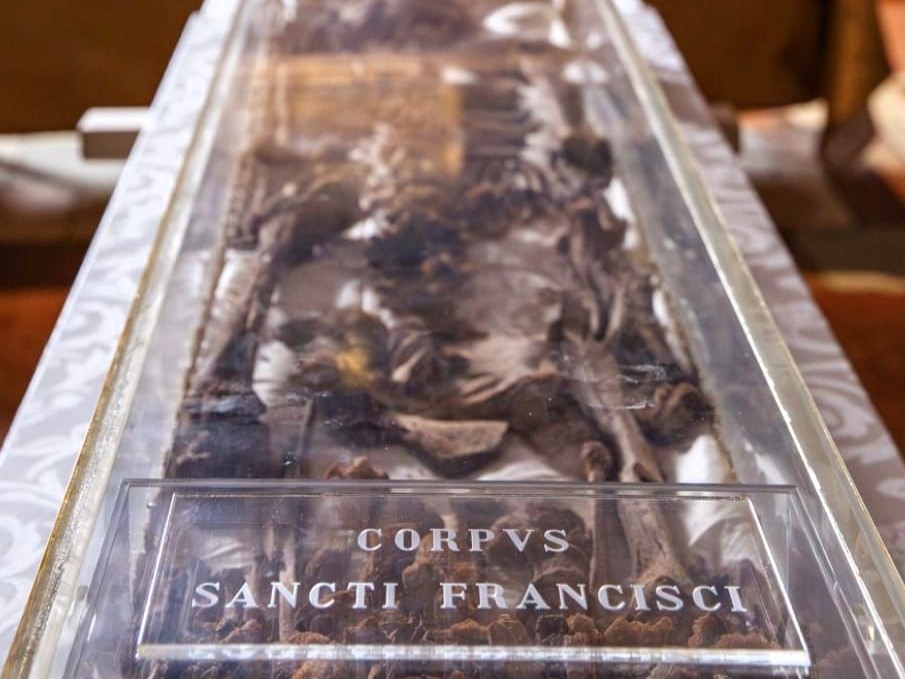 Ostensión del cuerpo de San Francisco 800 años después de su muerte